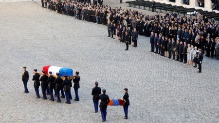 «Поэты никогда не умирают»: в Париже простились с Шарлем Азнавуром