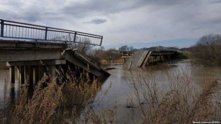 В Приморье рухнул старый мост, погибли молодая женщина и ребенок