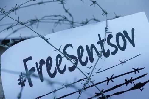 В Париже у российского посольства совершено нападение на палатку активистов за освобождение Олега Сенцова