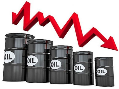 Нефть Brent упала ниже $70 впервые за полгода