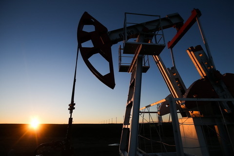 Цены на нефть падают. Угроза санкций растет