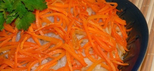 Слоеный куриный салат с грибами, картофелем и морковью