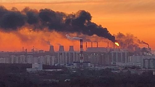 В Капотне на юго-востоке Москвы горит нефтеперерабатывающий завод
