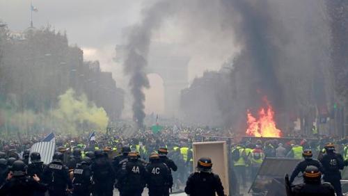 Зажгли на Елисейских: как прошла акция «желтых жилетов» в Париже