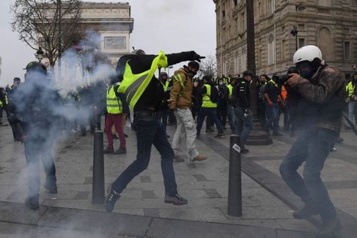 Протесты "желтых жилетов" в Париже: столкновения, задержания и слезоточивый газ