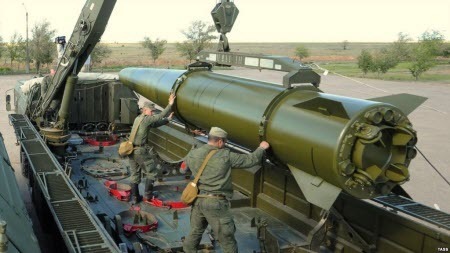 МИД Украины: Россия разместила на границе с Украиной военную группировку, «Искандеры» и танки