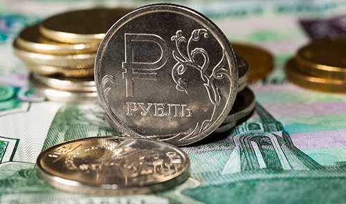 Рубль возобновил падение на фоне дефицита валюты