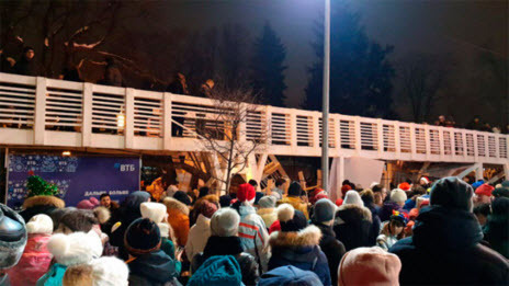 В Парке Горького в Москве обрушился мост над катком (ВИДЕО)