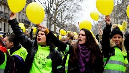 Во Франции прошла первая акция женщин в «желтых жилетах»