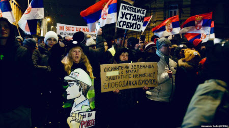Сербія: тисячі людей мітингують проти президента