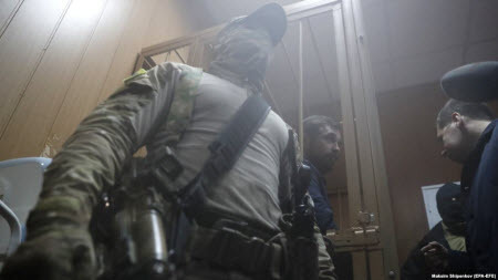 Украинских военных вывели из зала суда в Москве под крики «Слава Украине»