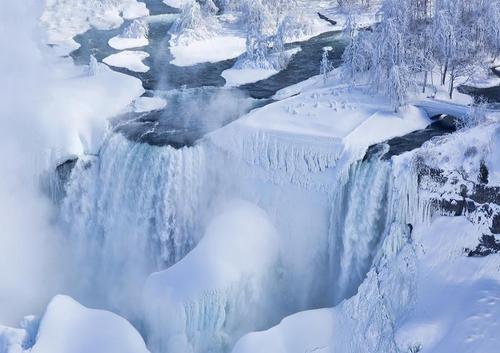 Замерз Ниагарский водопад