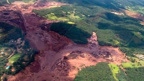 В Бразилии прорвало дамбу, около 200 человек пропали без вести