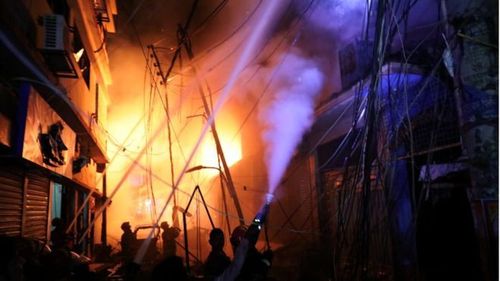 Крупный пожар в историческом центре Дакки