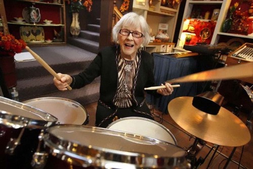 106-летняя барабанщица, которая до сих пор продолжает играть и пить вино