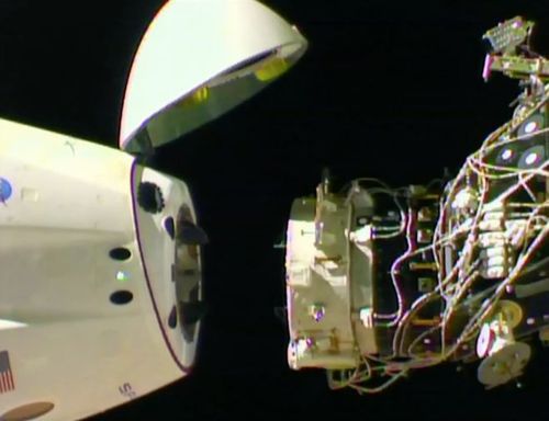 Космический корабль Dragon компании SpaceX возвращается на Землю
