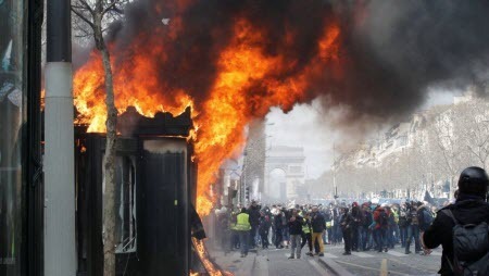 В пожаре на акции «желтых жилетов» в Париже пострадали 11 человек