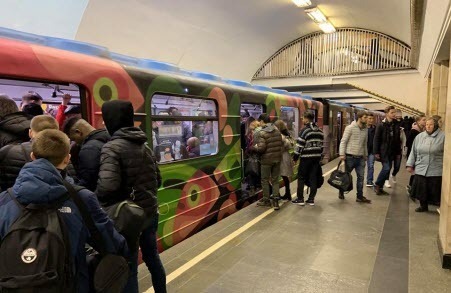 Кто-то дал команду киевскому метрополитену свозить на митинг бюджетников...