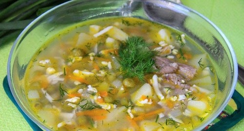 Мамины секреты "Рыбный суп с зеленым горошком и яйцом"