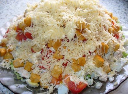 Сырный салат с сухариками