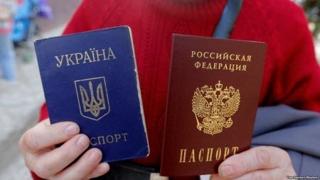 "Раздача «краснокожих паспортин»" - Олег Панфилов