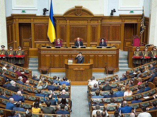Зеленский подписал указ о роспуске Рады и назначил досрочные выборы