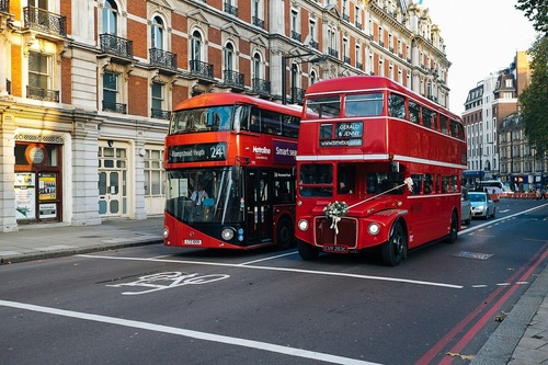 Вот почему в Англии 2-этажные автобусы красного цвета