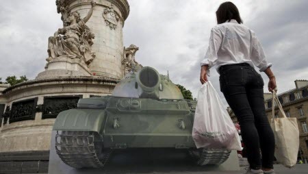 В Париже установили «танк» в память о событиях на площади Тяньаньмэнь