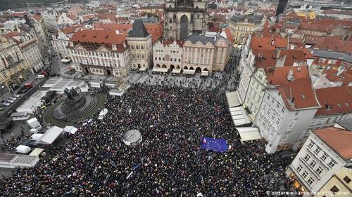 Массовые протесты в Праге: протестующие требуют отставки премьера