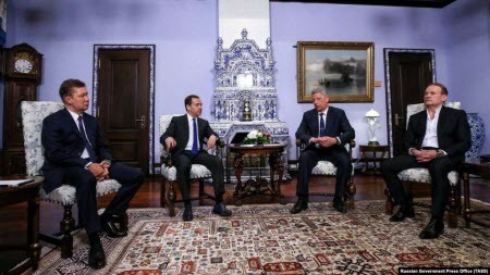 Бойко та Медведчук зустрілися з головою «Газпрому» в Росії