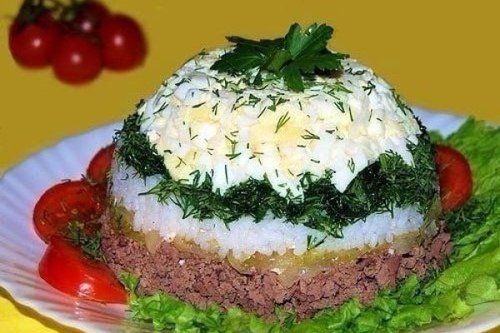 Слоеный салат с куриной печенью и рисом