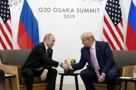 Трамп попросил Путина в ходе G-20 не вмешиваться в выборы