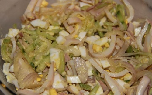 Мясной салат с маринованным луком