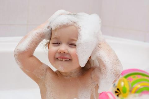 Почему запрещено мыться и стирать в воде, в которой купали ребенка