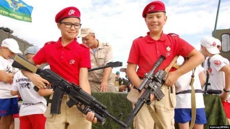 В новом учебном пособии детям предложено "взять ружьё" и "пасть за Россию"