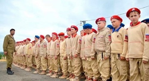 Школьников Екатеринбурга торжественно зачисляли в ряды Юнармии