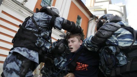 После согласованного митинга в центре Москвы задержали десятки человек