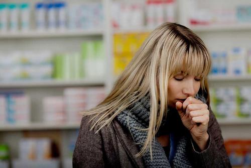 Не простуда: медики назвали 6 нездоровых причин кашля