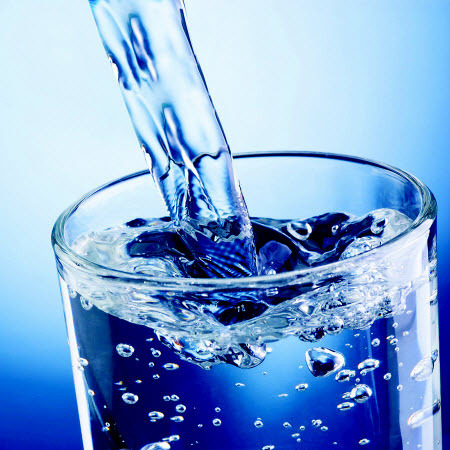 Почему пить много воды натощак может быть вредно