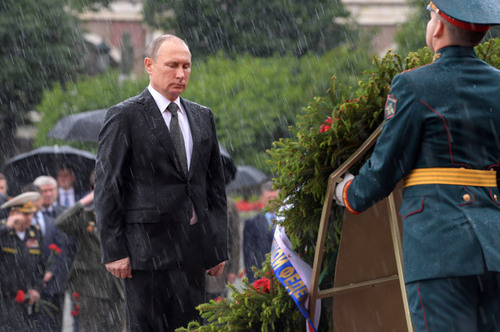 Путин оставляет Россию стоять под дождем