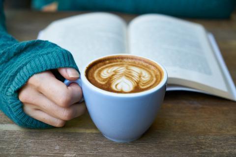 Растворимый кофе с молоком: польза и вред популярного напитка