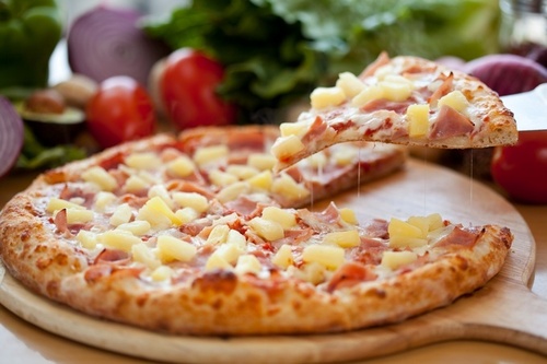 Пицца-пирог с колбасой и сыром