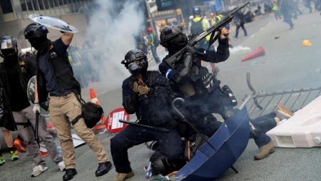 В Гонконге против протестующих применили водометы и резиновые пули