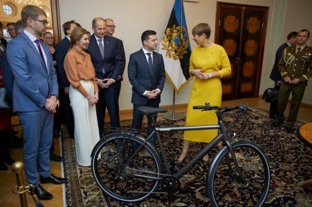 Президент Эстонии Керсти Кальюлайд подарила Зеленскому....велосипед