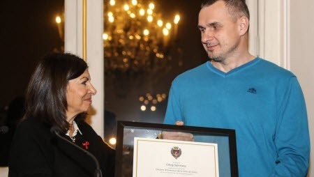 «Парижанин навсегда»: Олегу Сенцову вручили сертификат почетного гражданина Парижа