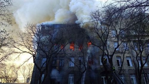 "Люди стрибали з вікон" - у пожежі в Одесі загинула людина, понад 20 постраждали
