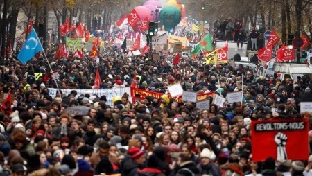Забастовка против пенсионной реформы парализовала Францию