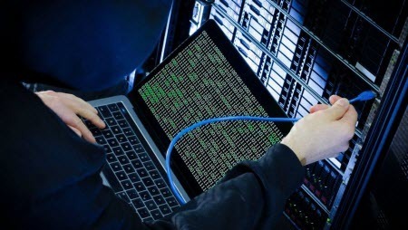 Le Monde выяснил детали взлома почты штаба Макрона хакерами из России