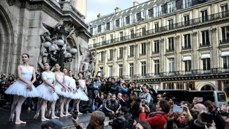 «Культура в опасности»: балерины станцевали у Оперы Гарнье в знак протеста против пенсионной реформы