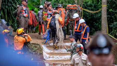 Спасатель, помогавший вызволить детей из затопленной пещеры в Таиланде, умер